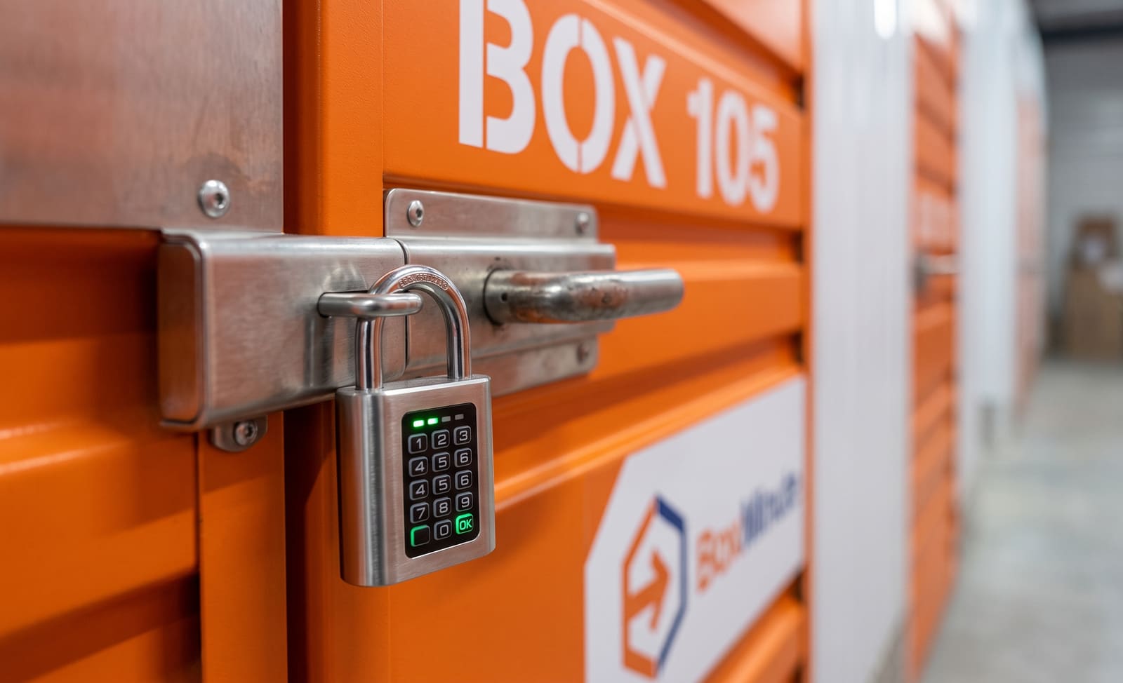 Cadenas à code individuel sécurisant la porte d’un box de stockage BoxMinute